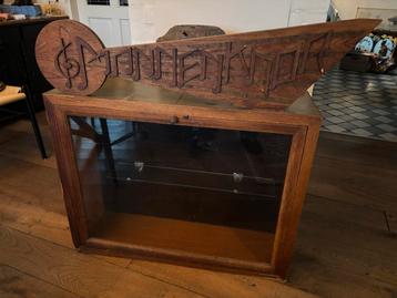 Oude vitrinekast met Mannenkoor bovenbord beschikbaar voor biedingen