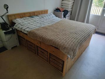Tweepersoons steigerhouten bed met fruitkistjes