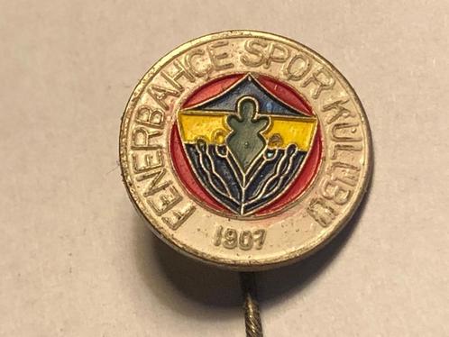 Metalen FENERBACHE VOETBALCLUB Speld (Wit/Geel/Rood/Blauw)., Verzamelen, Speldjes, Pins en Buttons, Zo goed als nieuw, Speldje of Pin
