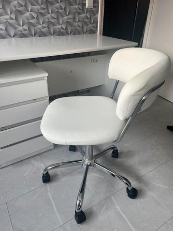 Wit bureau met  stoel beschikbaar voor biedingen