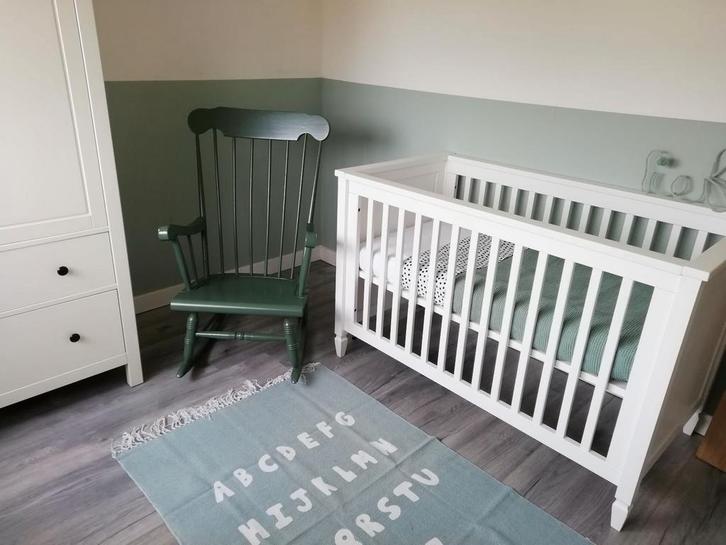 Wit massief houten ledikant 60x120 + 2 IKEA matrasjes, Kinderen en Baby's, Babywiegjes en Ledikanten, Gebruikt, Ledikant, Ophalen