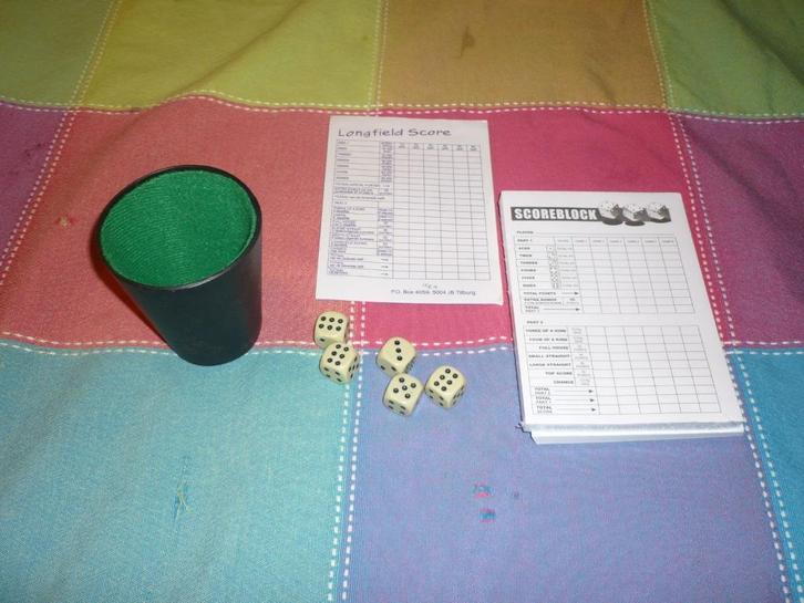 YATHZEE spel voor jong en oud is niet compleet zonder bak, Hobby en Vrije tijd, Gezelschapsspellen | Bordspellen, Gebruikt, Vijf spelers of meer