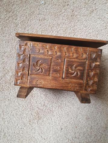 Twents opbergkistje hout;^ beschikbaar voor biedingen