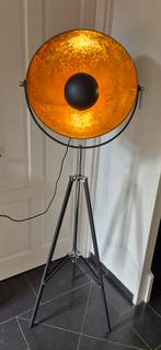 Eyecatcher: Vloerlamp met gouden binnenkant, Huis en Inrichting, Ophalen, Zo goed als nieuw, Metaal, Modern