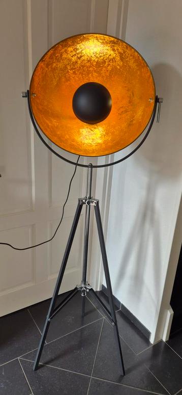 Eyecatcher: Vloerlamp met gouden binnenkant beschikbaar voor biedingen