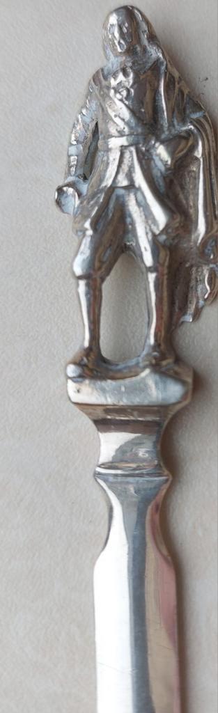   zilveren briefopener met een man in historische kledij beschikbaar voor biedingen