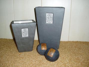 Grote en kleine grijze hoge bloempot beschikbaar voor biedingen