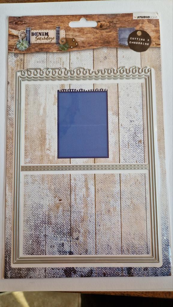 Studio Light Stencil - Denim Saturdays, Hobby en Vrije tijd, Scrapbooking, Nieuw, Frame of Mal, Ophalen of Verzenden