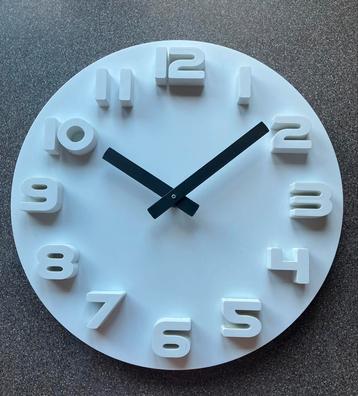 Wand klok wit zwarte wijzers beschikbaar voor biedingen