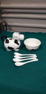Melkkan in de vorm van een koe, met suikerpot en vier lepels, Ophalen of Verzenden, 'T Olde Gre-j, Info@toldegrej.nl, Endepoelstraat 20f Didam