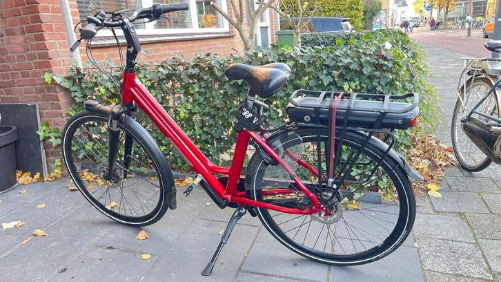 Mooie rode fiets elektrische te koop!, Fietsen en Brommers, Elektrische fietsen, Gebruikt, Overige merken, 51 tot 55 cm, 30 tot 50 km per accu