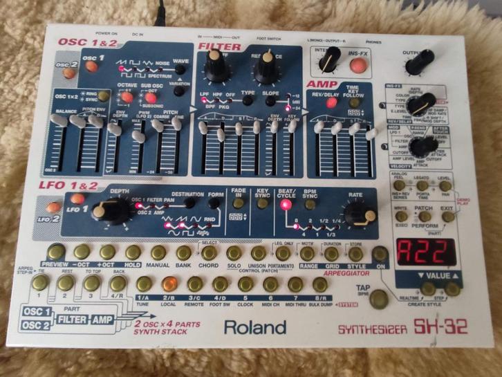 Roland SH32 - Virtual Analogue Synthesizer, Muziek en Instrumenten, Synthesizers, Gebruikt, Overige aantallen, Roland, Met midi-aansluiting
