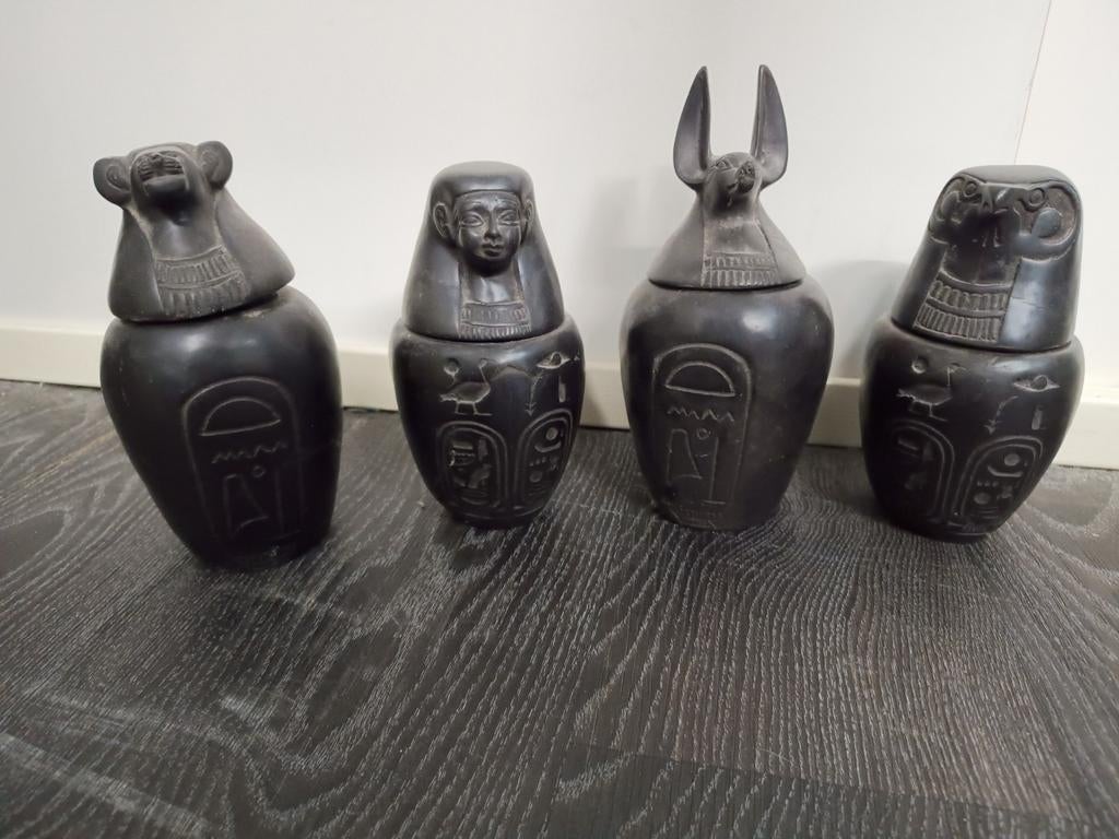 Egyptische urnen (canope) van graniet, Ophalen