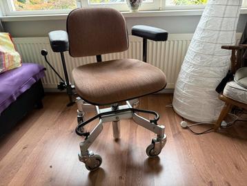 Bureaustoel: alles instelbaar en op 4 wielen beschikbaar voor biedingen