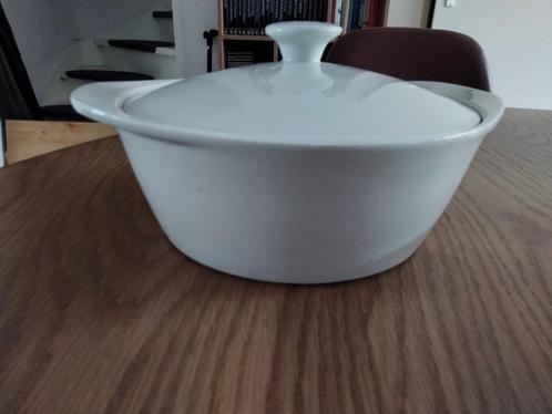 Schaal met deksel wit. Keramiek., Huis en Inrichting, Keuken | Servies, Zo goed als nieuw, Schaal of Schalen, Overige stijlen
