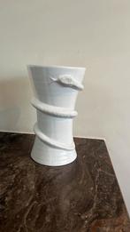 Witte design vaas met slang reliëf – keramiek – modern, Huis en Inrichting, Woonaccessoires | Zuilen en Pilaren, ., Ophalen of Verzenden