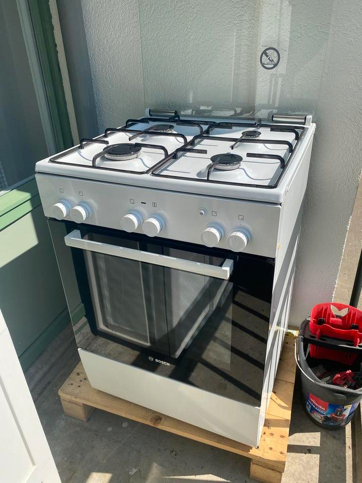 Bosch gasfornuis met oven, Witgoed en Apparatuur, Fornuizen, Gebruikt, Vrijstaand, Gas, 4 kookzones, 85 tot 90 cm, 45 tot 60 cm