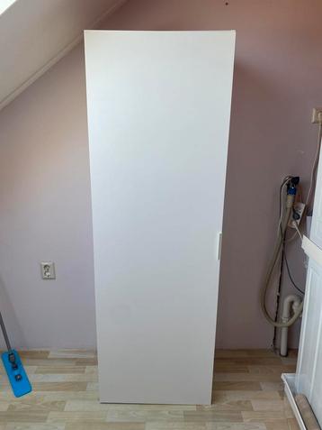 IKEA Closet with white shelves beschikbaar voor biedingen