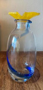 Glazen karaf met blauwe basis en geel bladstopsel, Ophalen of Verzenden, Zo goed als nieuw