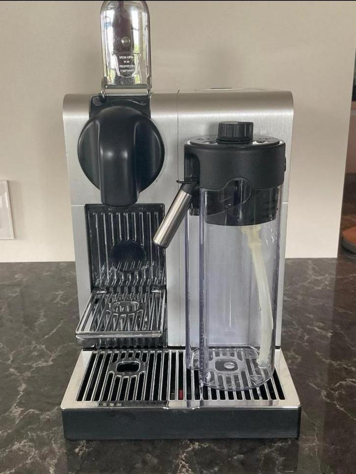 Nespresso DeLonghi Koffieapparaat, Witgoed en Apparatuur, Koffiezetapparaten, Gebruikt, Koffiepads en cups, Espresso apparaat