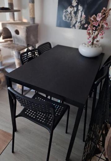 Eet tafel met 5 stoelen. beschikbaar voor biedingen