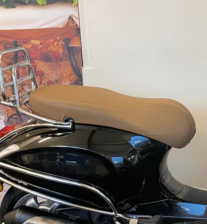 Zadel Vespa Primavera Beige Facelift, Fietsen en Brommers, Brommeronderdelen | Scooters, Zo goed als nieuw, Vespa, Zadel, Ophalen