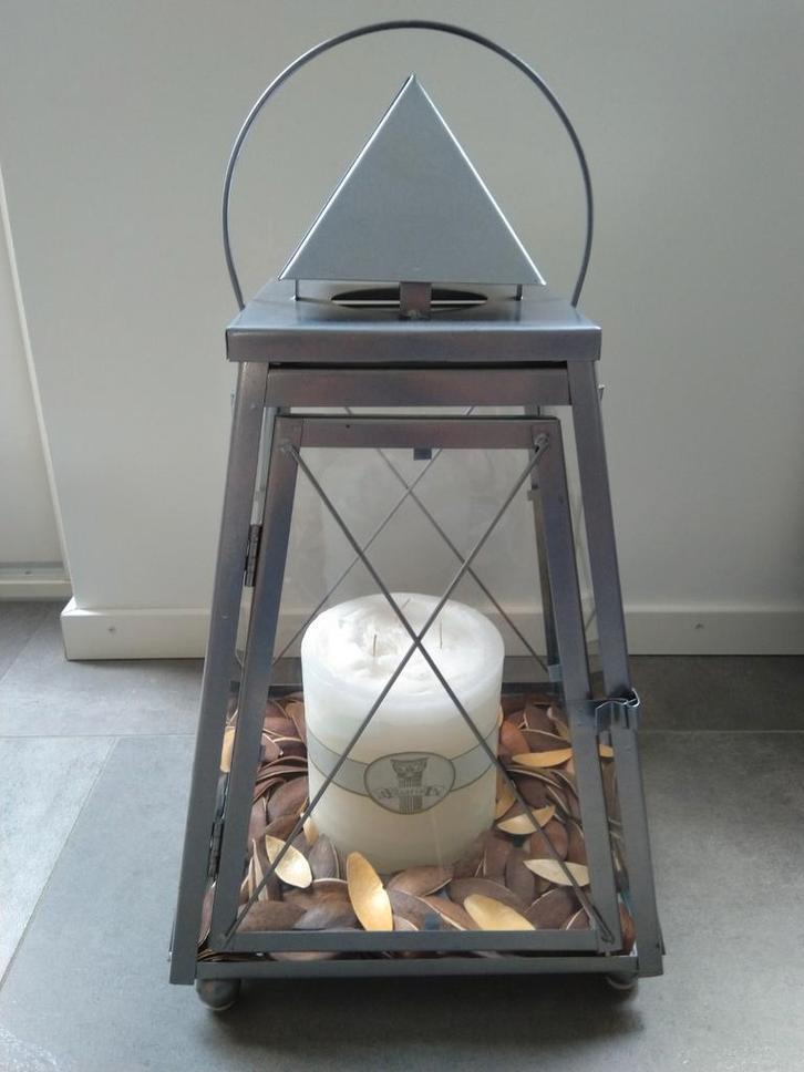 Grote moderne metalen lantaarn / windlicht met grote kaars., Huis en Inrichting, Woonaccessoires | Kandelaars en Kaarsen, Ophalen