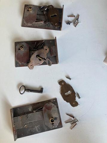 Antiek slot voor kastlade, met sleutel 3x beschikbaar voor biedingen