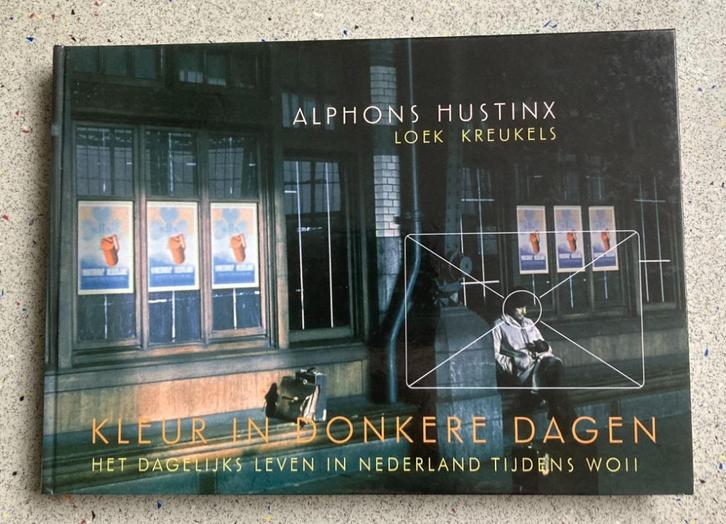 Kleur in donkere dagen / het leven in Nederland tijdens WO 2, Boeken, Geschiedenis | Vaderland, Zo goed als nieuw, Verzenden