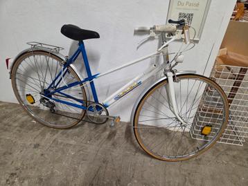 Vintage Franse fiets met mixte frame beschikbaar voor biedingen