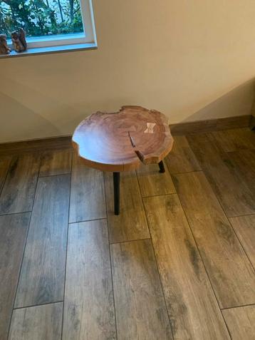 Houten Bijzettafel - Uniek Design beschikbaar voor biedingen