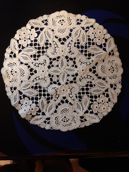 🏵️Vintage kanten kleedje - ø22,5 centimeter🏷️GRATIS🌸, Hobby en Vrije tijd, Kantklossen, Gebruikt, Overige typen, Verzenden