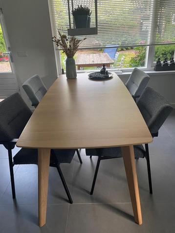 Mooie licht eiken design tafel (kan vergroot worden) beschikbaar voor biedingen