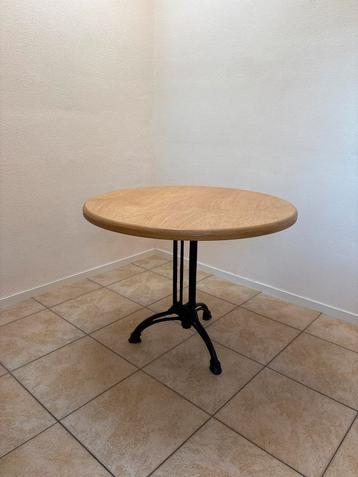 Houten Tafel met Metalen Onderstel beschikbaar voor biedingen