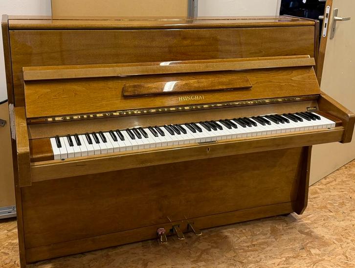 Mooie piano Hsinghai, Muziek en Instrumenten, Piano's, Zo goed als nieuw, Piano, Bruin, Hoogglans, Ophalen