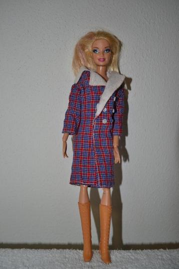 Mooi Mattel barbie pop met originele kleding  beschikbaar voor biedingen
