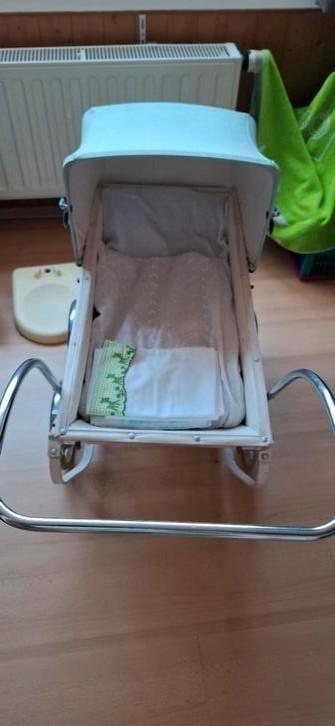 Mooie antieke kinderwagen beschikbaar voor biedingen