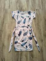 Prachtige lichtroze jurk met blauwe veren, 38. Bruiloft jurk, Kleding | Dames, Jurken, Maat 38/40 (M), Onb, Ophalen of Verzenden