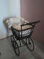 Ouderwetse kinderwagen. Gietijzer onderstel en rietenmand, Ophalen