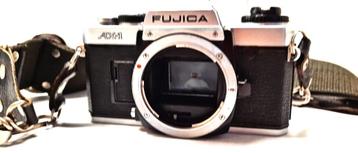 Analoge spiegelreflex camera met accessoires beschikbaar voor biedingen