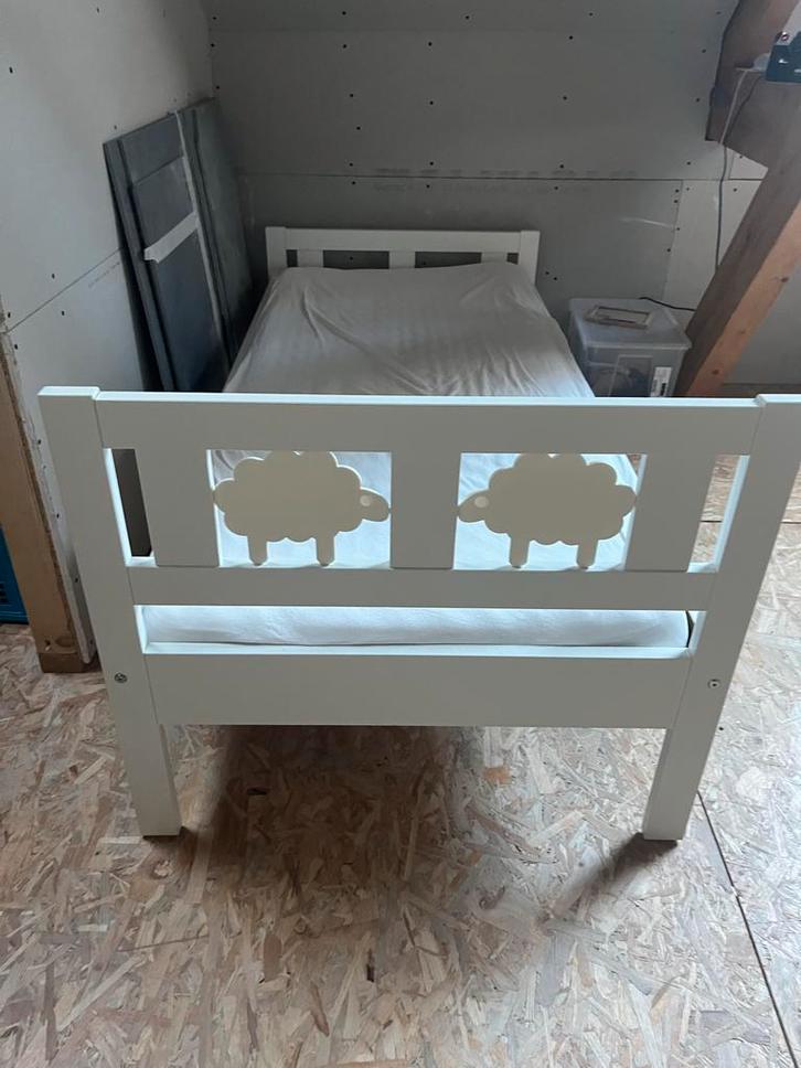 Leuk Peuterbedje met Schapen, Kinderen en Baby's, Kinderkamer | Bedden, Zo goed als nieuw, 140 tot 160 cm, 70 tot 85 cm, Lattenbodem