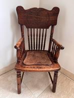 Antieke houten kinderstoel met armleuningen, Ophalen