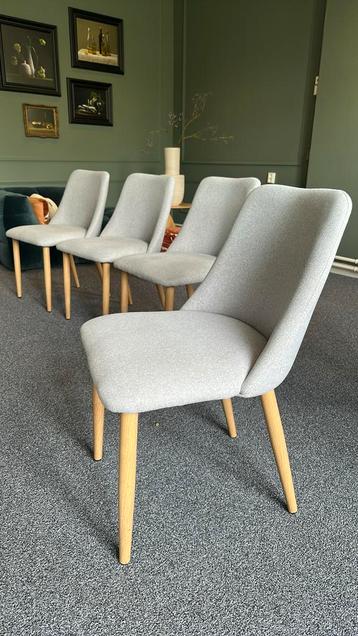 Vier stoffen lichtgrijze eettafelstoelen met eikeurige poten beschikbaar voor biedingen