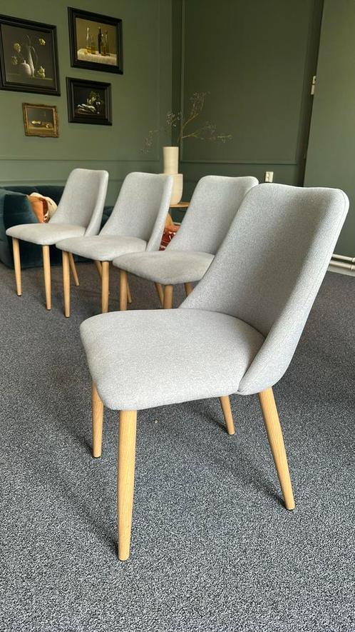 Vier stoffen lichtgrijze eettafelstoelen met eikeurige poten, Huis en Inrichting, Stoelen, Zo goed als nieuw, Vier, Ophalen