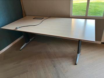 Bureau  beschikbaar voor biedingen