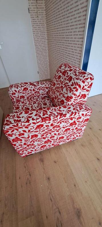 Stoel / Fauteuil met rood bloemenmotief beschikbaar voor biedingen