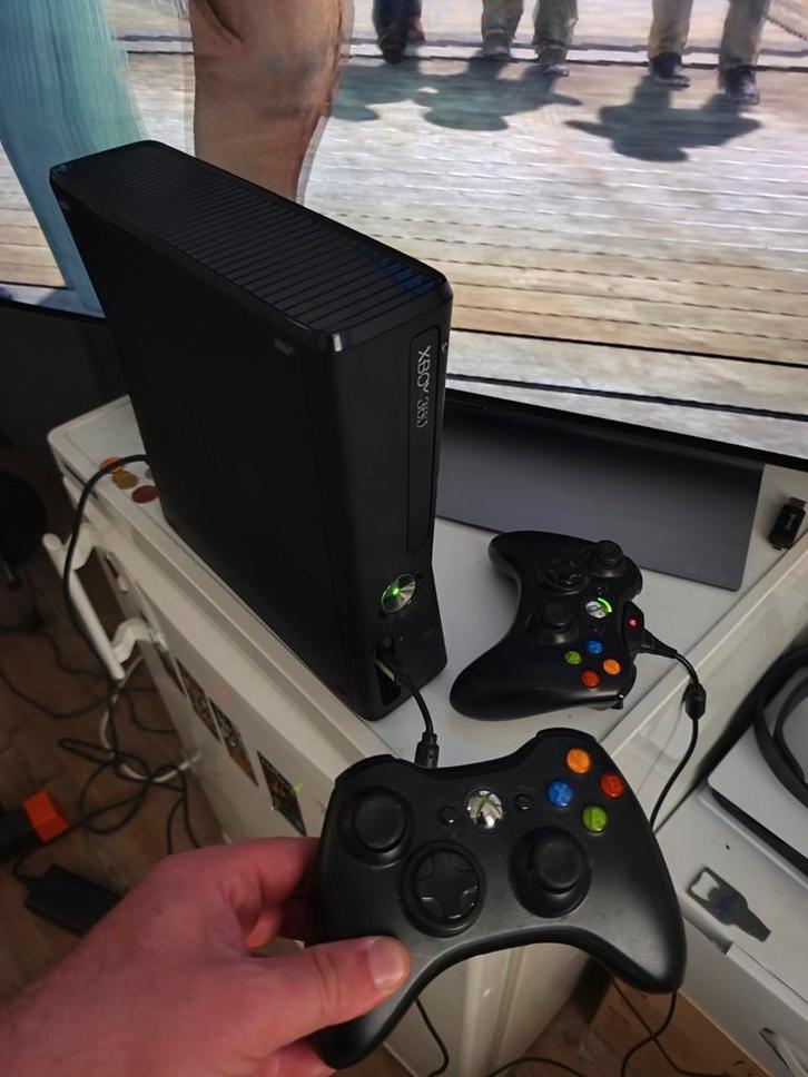 Xbox 360 Slim 250GB + 2 Controllers + Games!, Spelcomputers en Games, Spelcomputers | Xbox 360, Ophalen of Verzenden