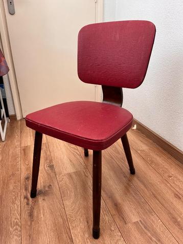 Retro stoeltjes beschikbaar voor biedingen