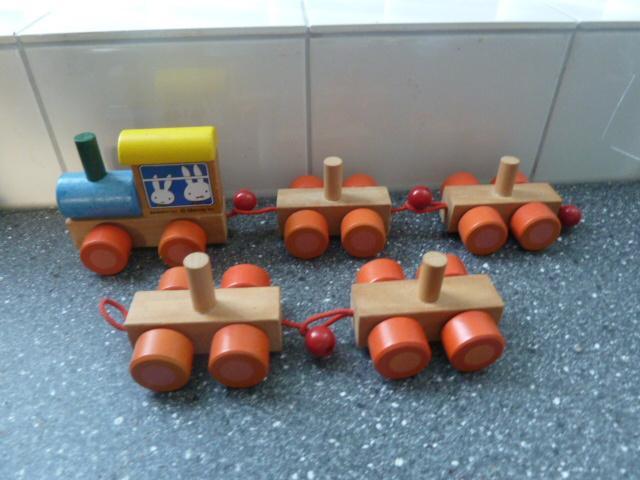 Houten Nijntje Trein met 4 wagonnetjes, Kinderen en Baby's, Speelgoed | Houten speelgoed, Gebruikt, Duw- of Trekspeelgoed, Ophalen of Verzenden