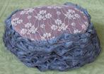 Nr. ONB99: Blauwpaars hoedje met kant model Beatrix, Kleding | Dames, Hoeden en Petten, Tweedehands, onbekend., Hoed, Ophalen of Verzenden